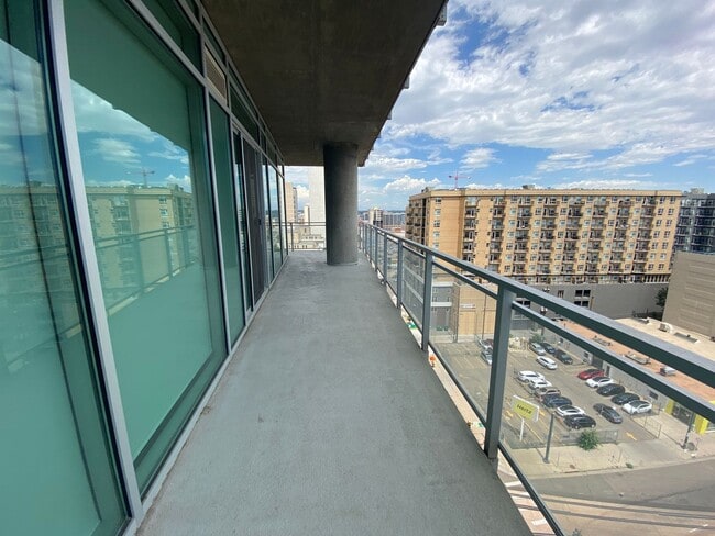Building Photo - Large 2 bedroom 2 1/2 bath condo at One Li...