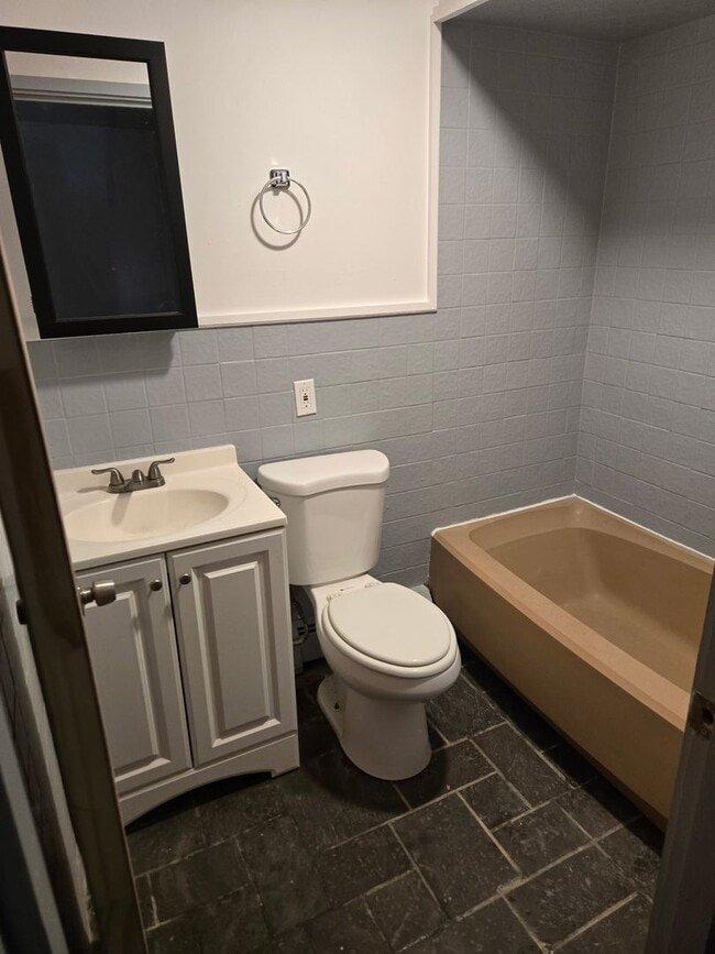 Building Photo - Large Renovated 2br/2bath in Charming Mountain Community (Heat Included)