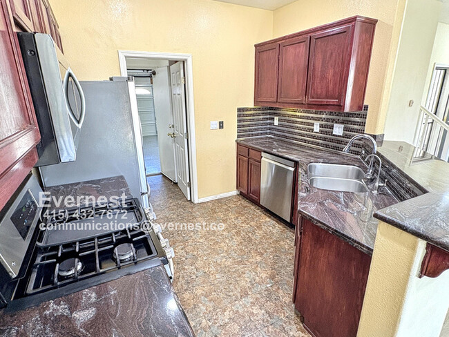Building Photo - Gorgeous 3-Bedroom Home in a Prime Locatio...