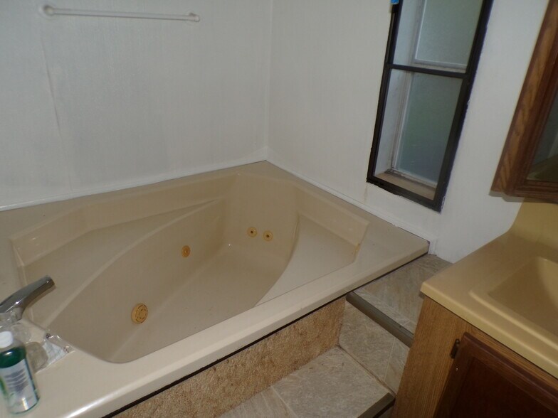 Jacuzzi and tub - 5 Marlene Dr