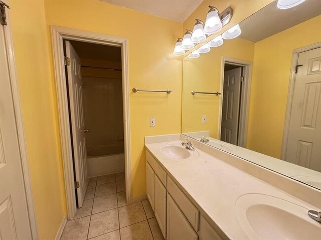 Building Photo - 10204 Tenava Ct