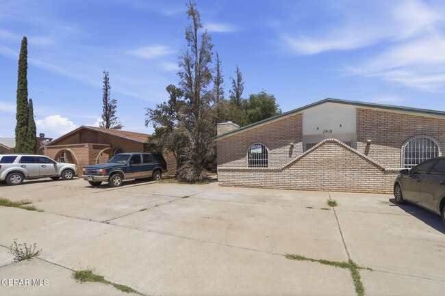 Building Photo - 2918 E Glen Dr