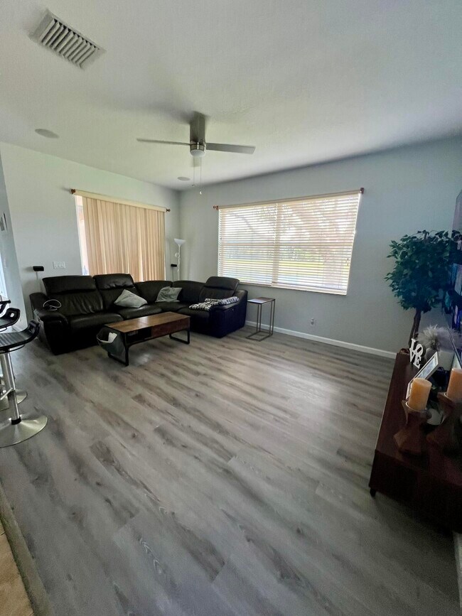 Building Photo - 333 Berenger Walk