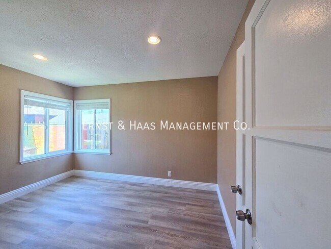 Building Photo - 705 N Hillford Ave