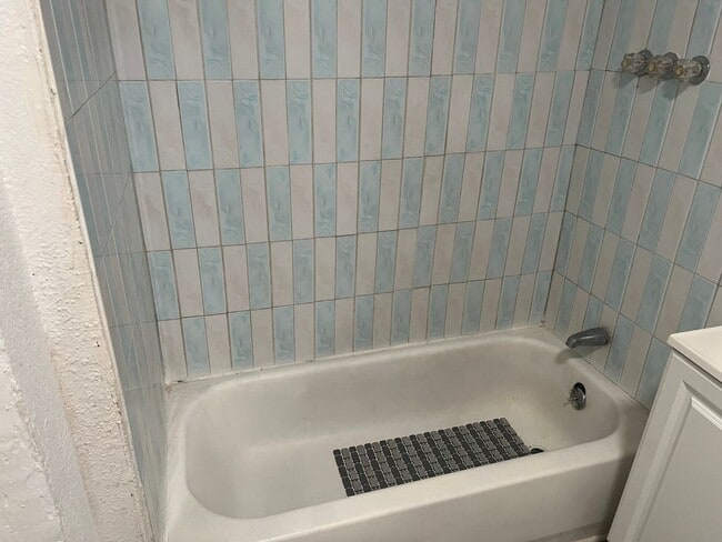 Building Photo - Charming 2BR Duplex in La Porte