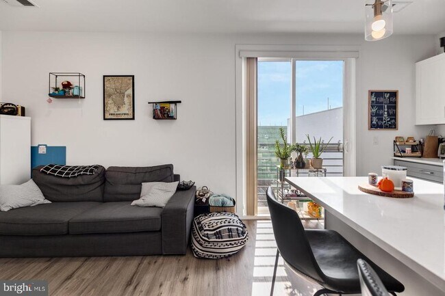 Building Photo - 304 Master St