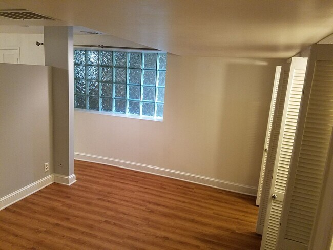 Building Photo - 1bd/1ba Condo Across the Street From Piedm...