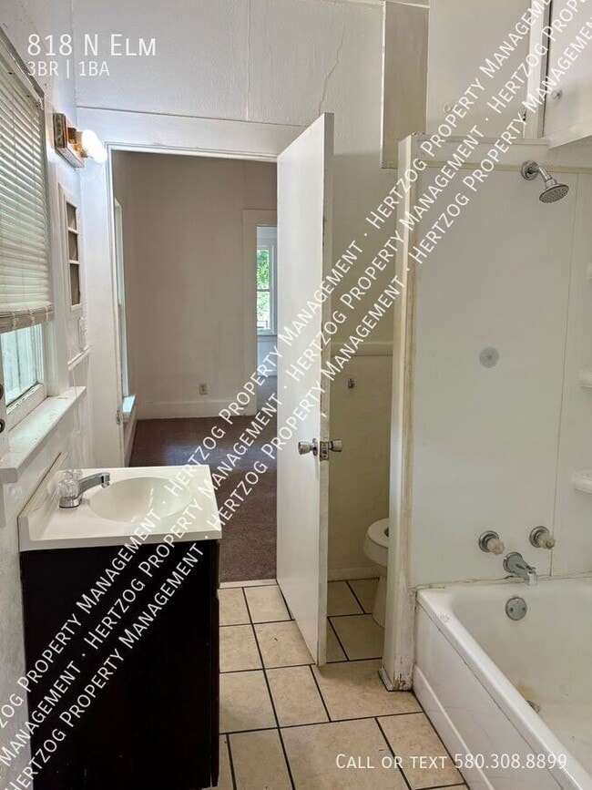Building Photo - 818 N Elm-