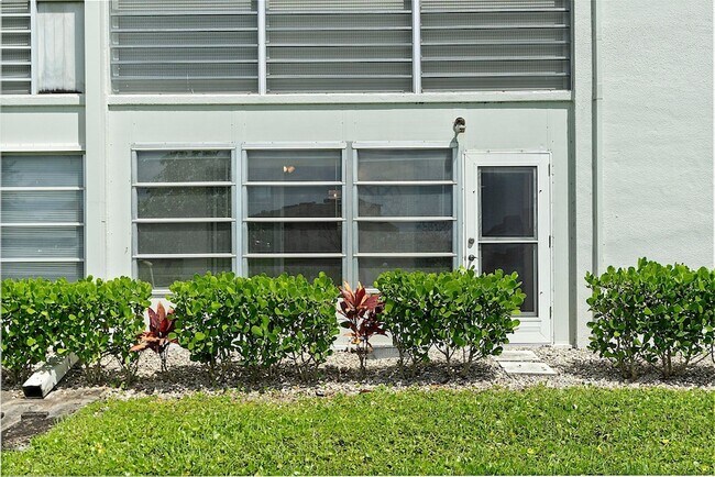 Building Photo - 1032 Lincoln B