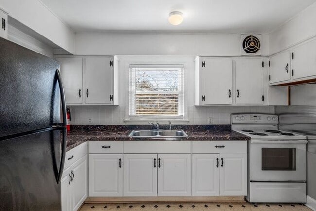 Building Photo - Adorable Brick Ranch Home in the Desirable Lindley Park Area! Updated, Hardwood Floors, Fenced!