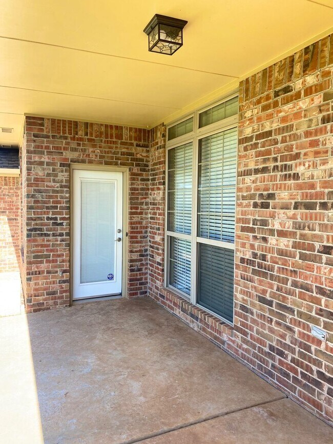 Building Photo - Beautiful Home in Southeast Moore with Storm Shelter!