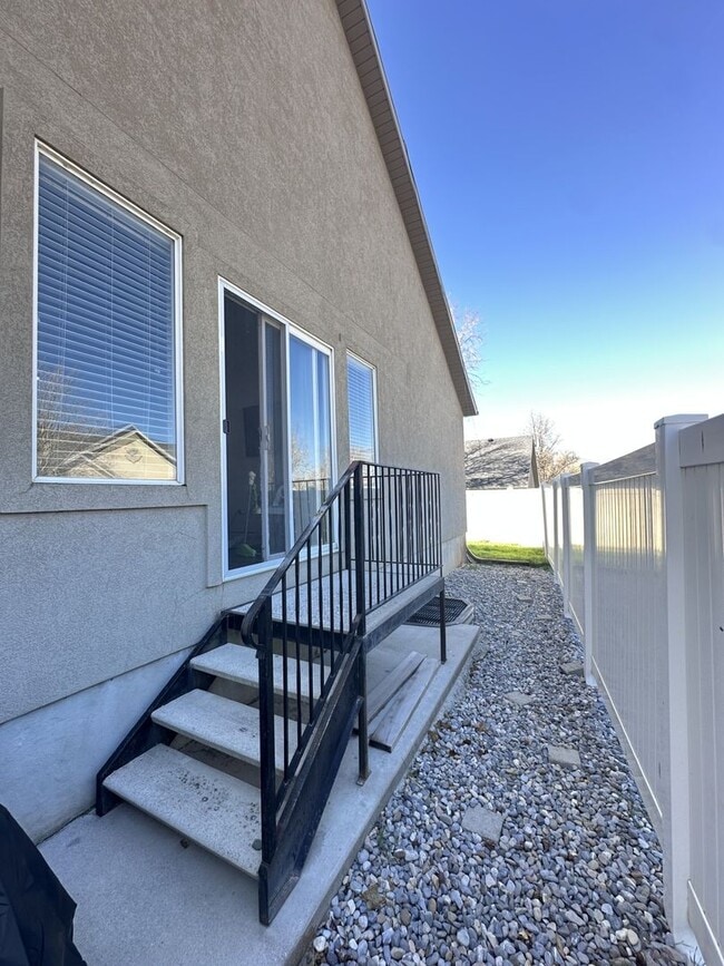 Building Photo - Large 4 bedroom end unit with fully fenced yard is a must see!!