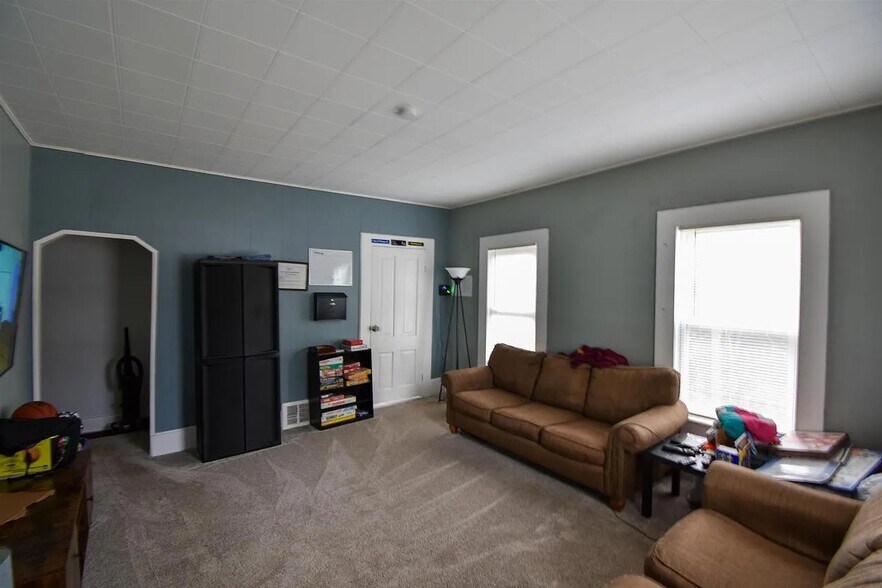 Living Room pic 1 - 161 17th St N