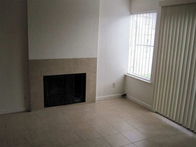 Building Photo - 1221 N Peach Ave