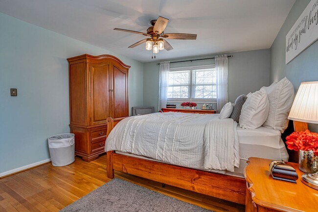 Building Photo - Gorgeous single-family home close to Belvo...