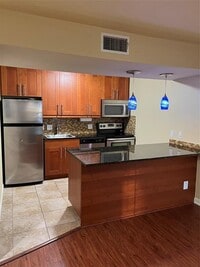 Building Photo - 7685 Northcross Dr