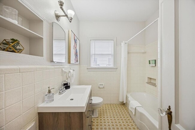 Building Photo - 2106 Kenwood Ave