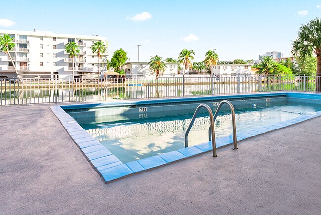 Building Photo - Marseille Apts