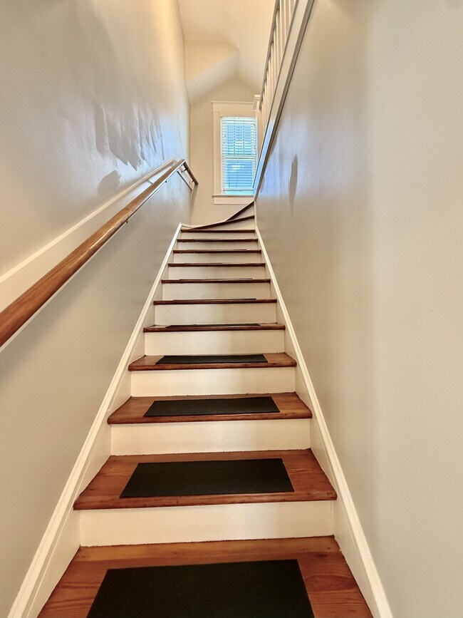 Building Photo - 107 W Geer St