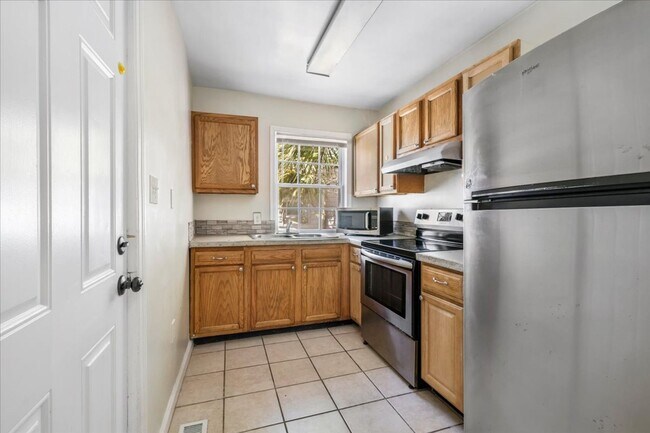 Building Photo - 1709 Le Grand St