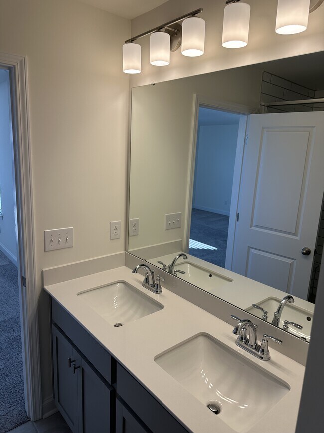 Building Photo - 1027 S Point Rd