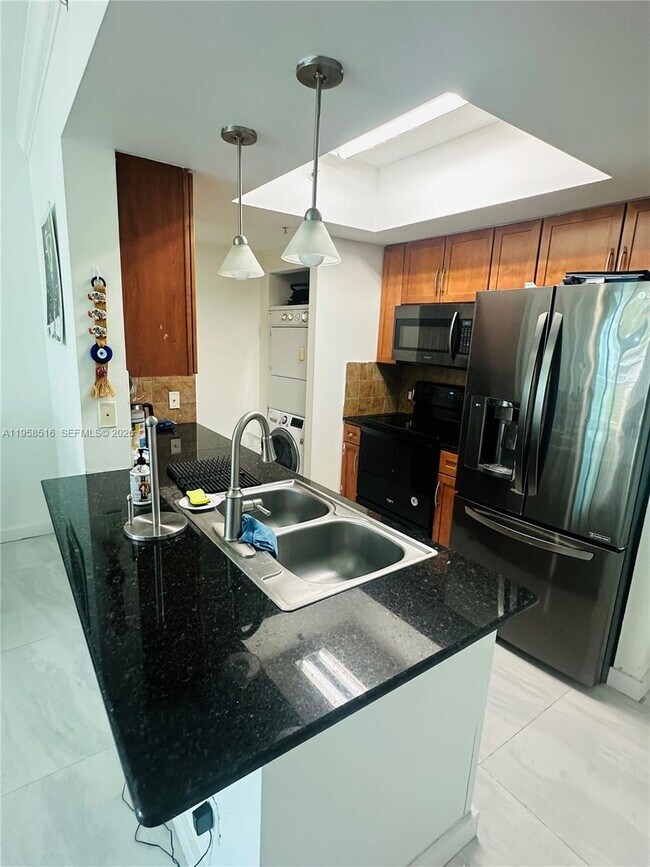 Building Photo - 2000 N Bayshore Dr