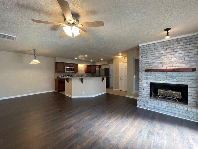 Building Photo - 4707 Hemlock Ln