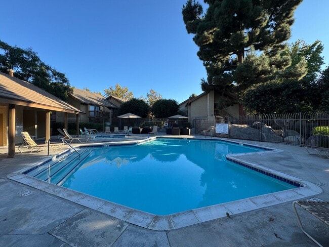 Building Photo - Beautiful 1Bd/1Ba Condo Overlooking Stream...