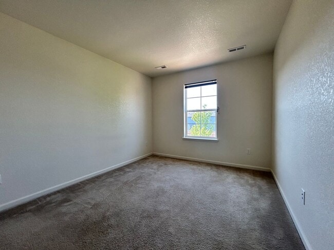 Building Photo - Spacious 5-Bedroom House with Large Fenced Yard