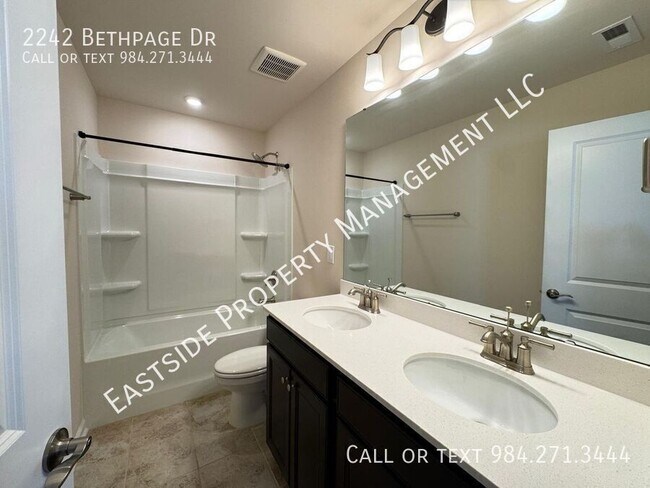 Building Photo - 2242 Bethpage Dr