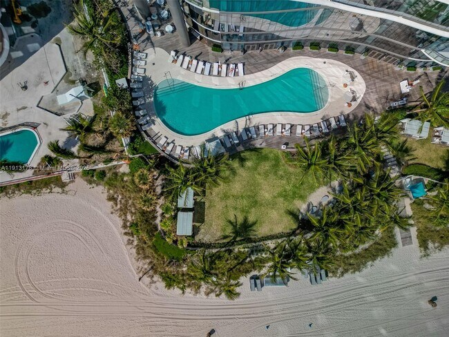 Building Photo - 15701 Collins Ave