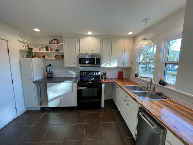 Building Photo - 129 Gordon Ter