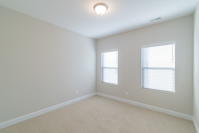 Building Photo - Spacious & Elegant 4 Bedroom Home in Fort ...
