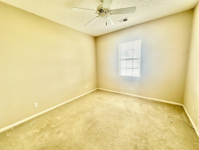 Building Photo - Outstanding Two Bedroom Home in Sun City!
