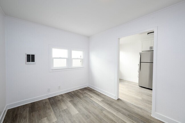 Building Photo - Detached 1 Bed 1 Bath Cottage