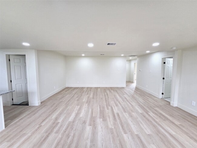 Building Photo - 4607 Englewood St