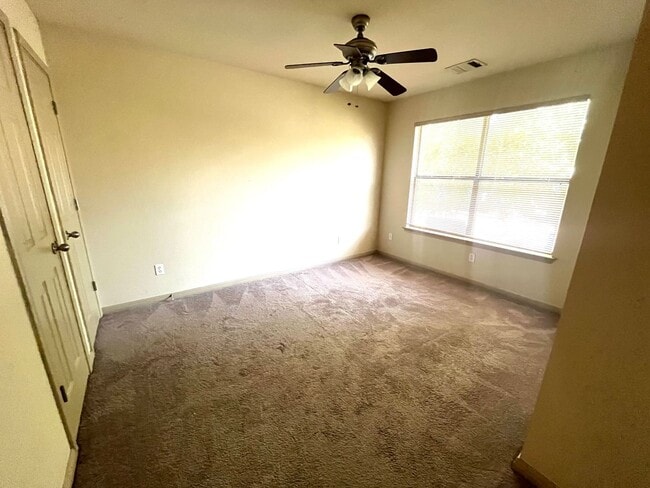 Building Photo - 4 Bed House - North of UT Campus