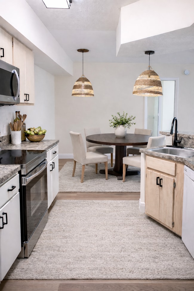 Building Photo - For Rent Beautiful  2/2 First Floor Condo at the Crest close to UCF and Valencia College !!!