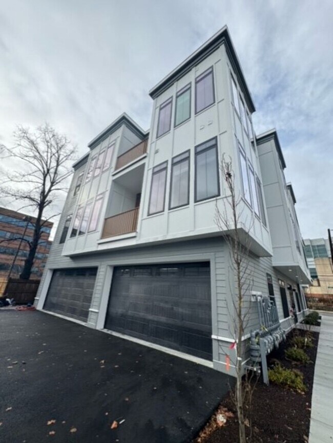 Building Photo - 151 Everett St