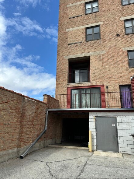 Building Photo - 809 E 40th St