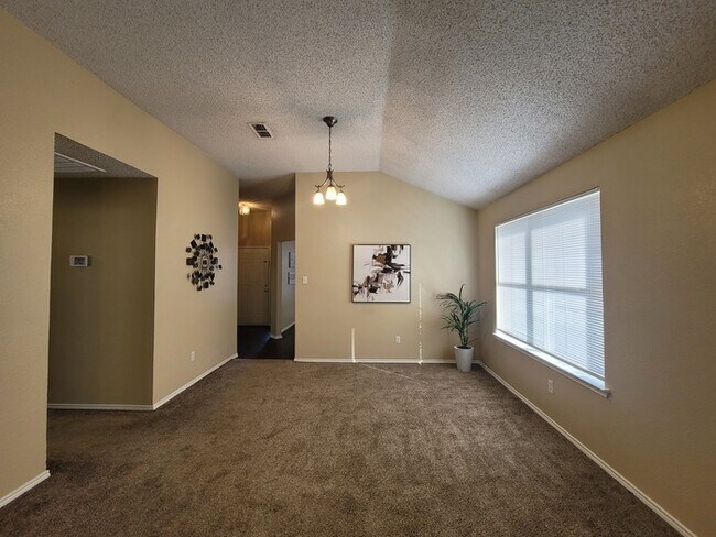 Building Photo - Cozy 3/2/2 in Fort Worth