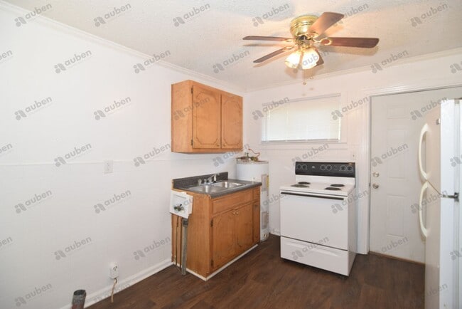 Building Photo - 2 Bedroom Duplex For Lease