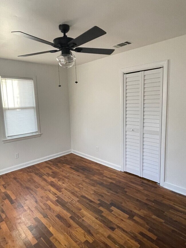 Building Photo - 2 Bed / 2 Bath with office space Home for Rent – Renovated Kitchen & Fenced Backyard
