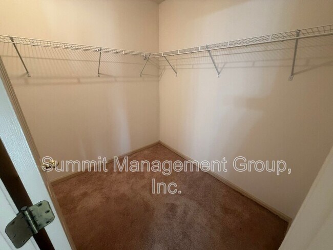 Building Photo - 2405 Twin Creek Ct SW