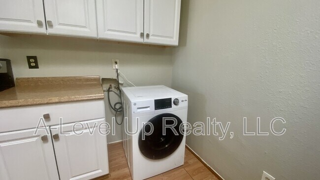 Building Photo - 419 E Thoroughbred St