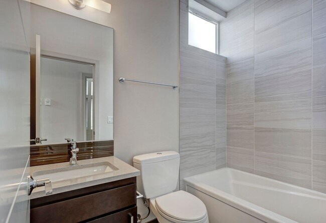 Building Photo - 3bd/3.5ba Seattle Townhome