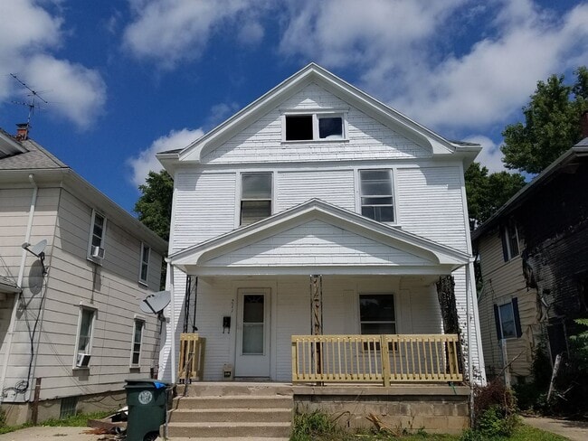 Building Photo - 211 Pleasant Ave