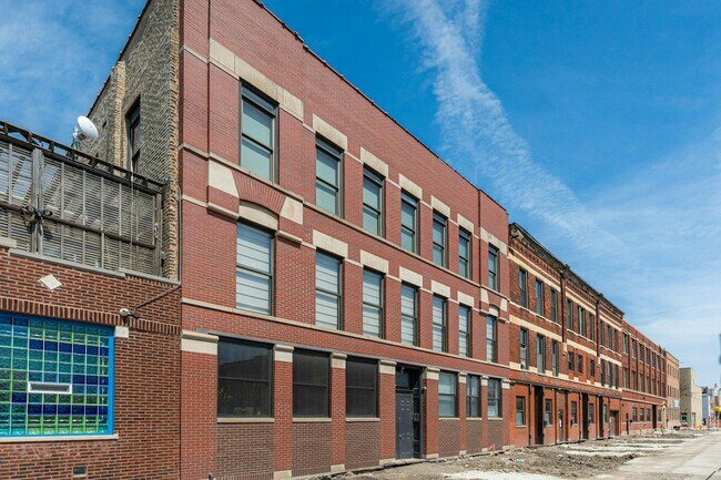 Building Photo - 2122 W Grand Ave