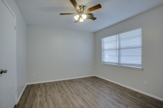 Building Photo - 3/2/1 in Established Area!