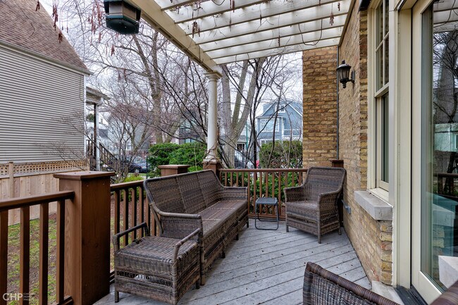 Building Photo - 2663 N Marshfield Ave